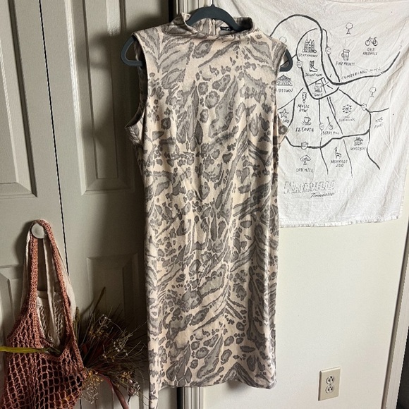 J. McLaughlin Liz Suede Jaguar Print Sheath Dress large nwot - Picture 3 of 6